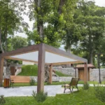 pergola ze składanym dachem w parku miejskim